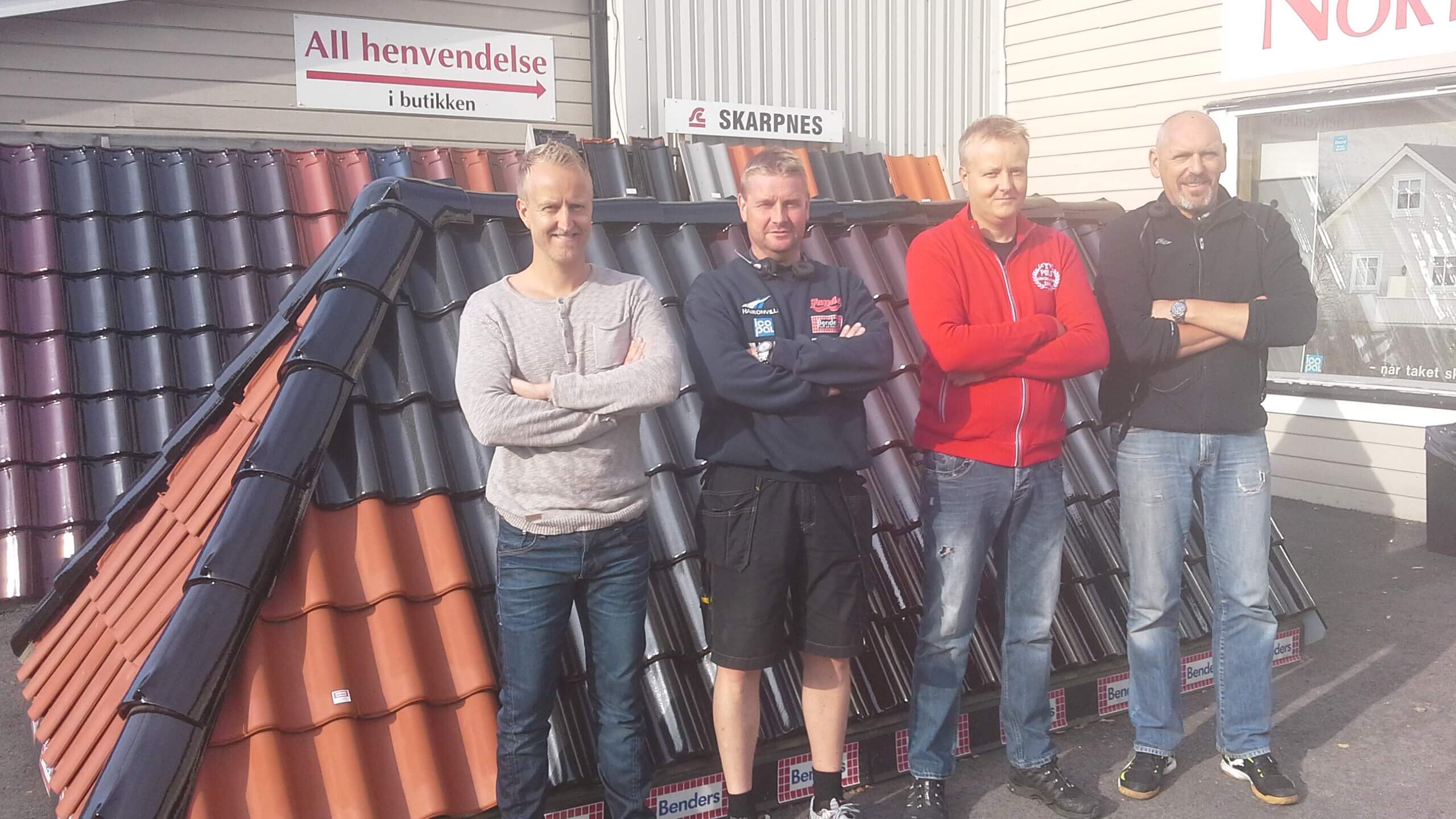 Gutta i Nor-Dekk AS, som selger cirka 1000 Avalanche i vinter. Fra venstre: Lars Martin Norvik, Petter Heia, daglig leder Frode Norvik og Roar Bjørnstad. Foto: Nor-Dekk AS.