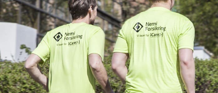 VARMER OPP: To løpere fra Nemis lag tester formen dagen før dagen.