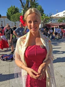 Programleder Thea Olsen: For øyeblikket kledd for danseopptreden i San Roque.  Foto: Nemi Forsikring