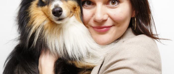 Informasjonsleder Live Kleveland, en av grunnleggerne av Dyrevernsalliansen, har selv oppdaget overopphetede hunder i varme biler. Her er hun sammen med hunden Leo. Foto: Iselin Hauge