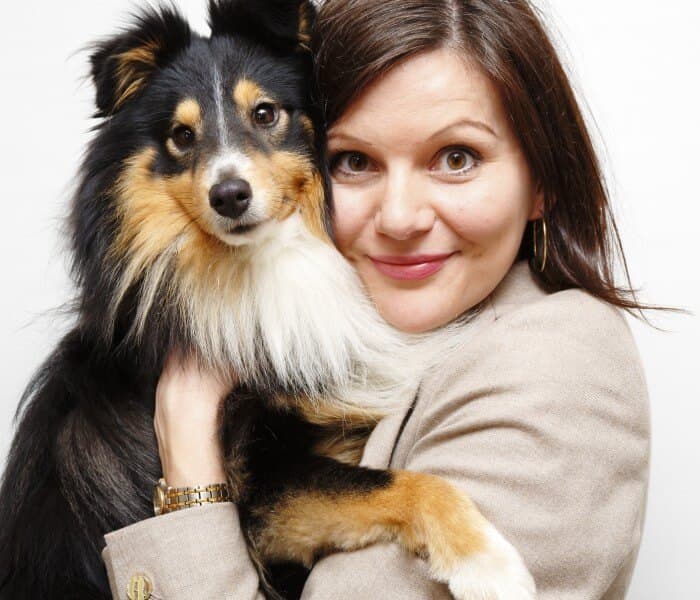 Informasjonsleder Live Kleveland, en av grunnleggerne av Dyrevernsalliansen, har selv oppdaget overopphetede hunder i varme biler. Her er hun sammen med hunden Leo. Foto: Iselin Hauge