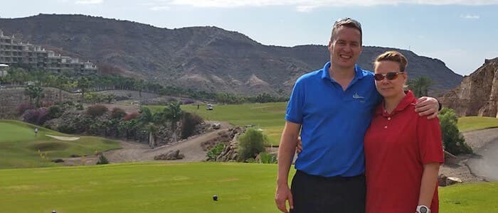 Stig Syversen og Gunn Karin Siri drømmer om hole-in-one, her på Tauro Golf på Gran Canaria. Nemi Forsikring lover nå tilskudd til sine beste golfkunder hvis de klarer nettopp hole-in-one. (Foto: Privat)