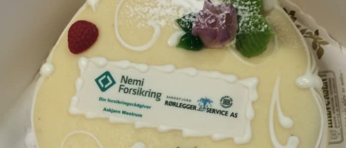 Personlig kake til nye bedriftskunder er en selvfølge for Asbjørn Westrum i Vestfold Forsikring. – Kundene melder tilbake at de opplever sitt forhold til vårt Nemi-agentur som en nærhet de ikke trodde eksisterte, sier Asbjørn Westrum i Vestfold Forsikring.