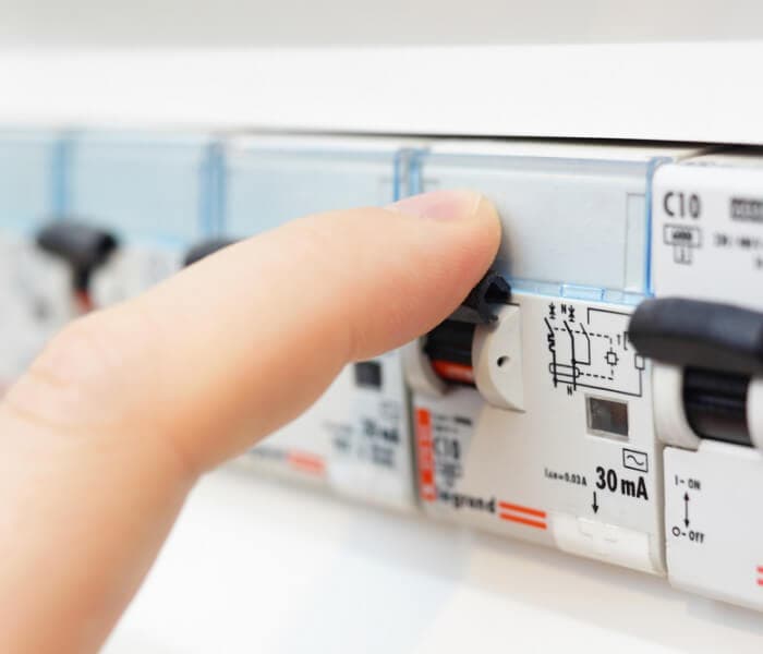 SJEKK SIKRINGSSKAPET: Ring elektriker hvis det lukter brent plast eller hører tydelig knitring fra sikringsskapet