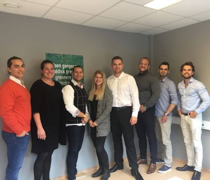 VEKST: Staben som selger Nemi-forsikringer hos Heda i Bergen har vokst raskt. Her er en del av de ansatte samlet. (Foto: Privat)