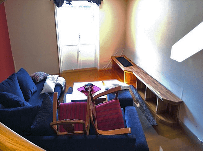 Store deler av stuegulvet dekket av vann. Foto: Nemi Forsikring